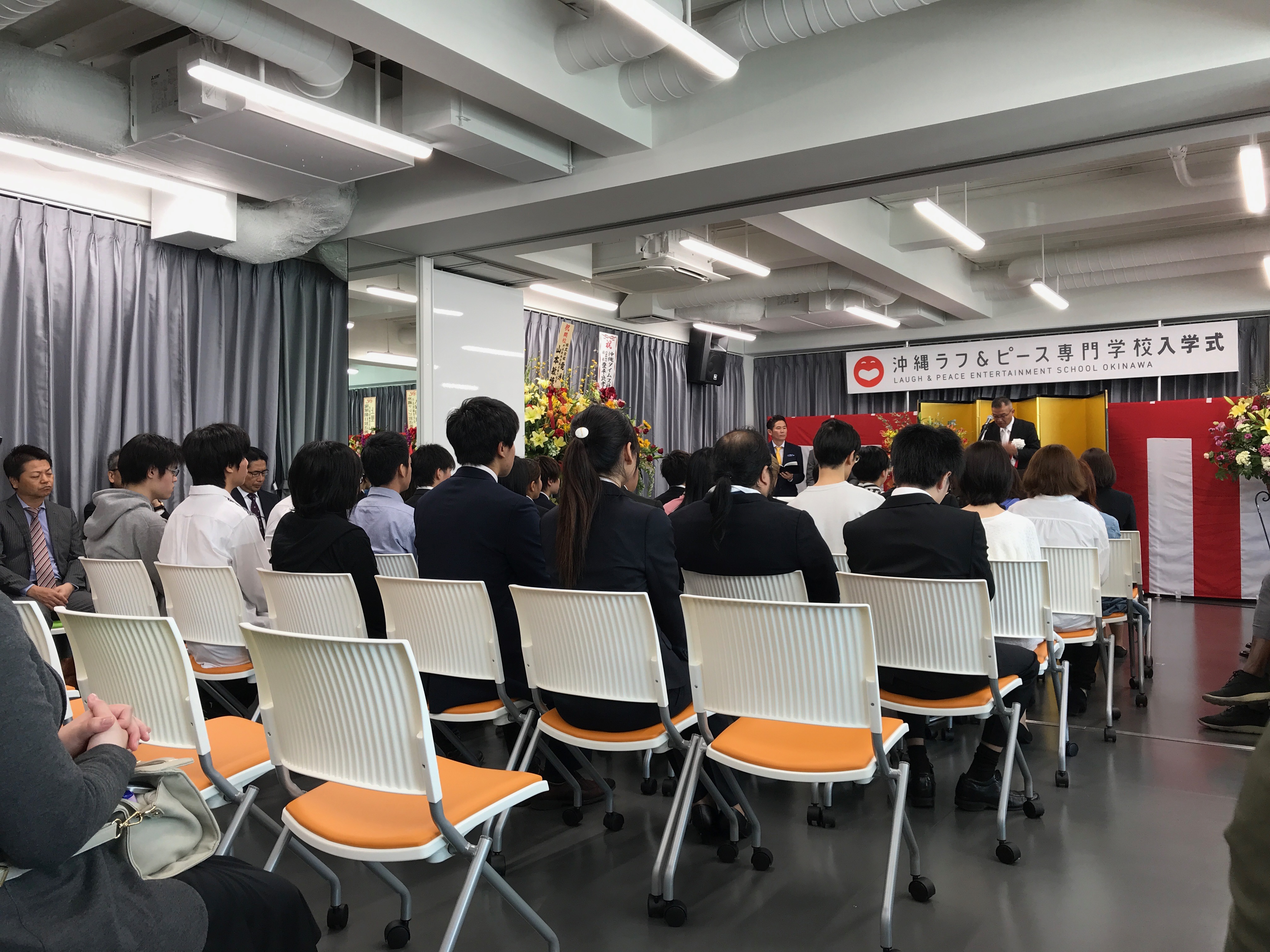編集長ブログです 沖縄ラフ ピース専門学校 入学式に行ってきました 沖縄マンガ パンフレット コミックチャンプルー